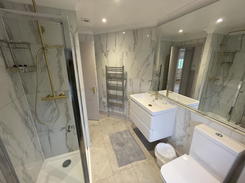 Lot: 62 - DETACHED SEAFRONT PROPERTY FULLY REFURBISHED AND ARRANGED AS THREE UNITS - Shower room with W.C. and sink